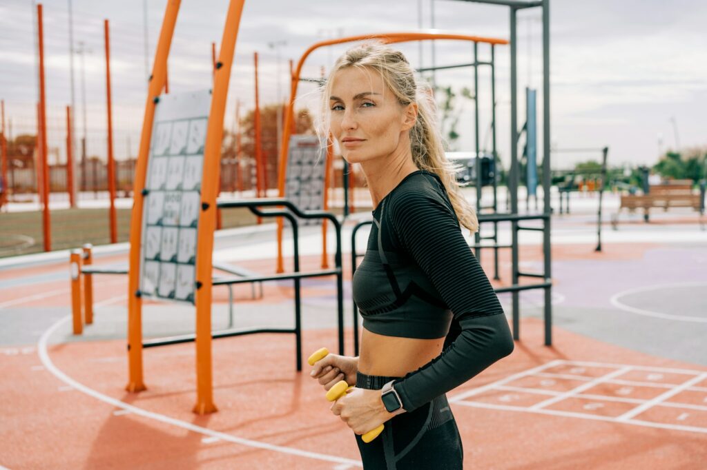 Sportswoman in training with dumbbells.